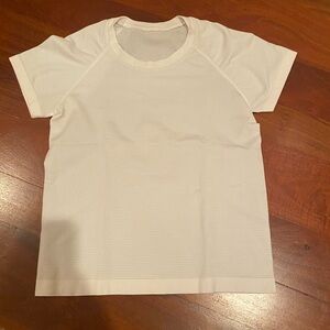 Lululemon Relaxed Fit White Swiftly Tee. Woman’s Size 4. Great Condition.